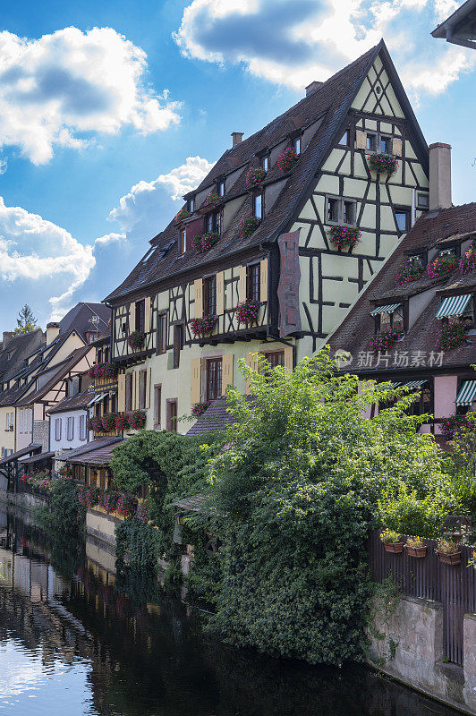 夏日里，法国阿尔萨斯的Colmar La Petite Venise街景